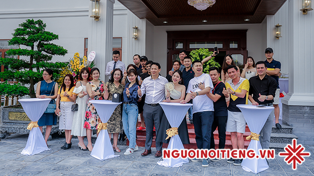MC Phạm Hồng Phong được Mercedes-Benz mời làm người truyền lửa cho lễ bàn giao siêu xe tại vườn lan Thác Mơ? php 06042021