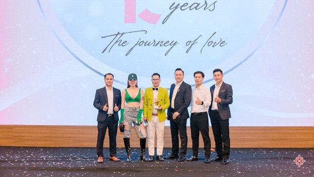 MC nào được thương hiệu thời trang Eva de Eva tặng cup cống hiến? mc pham hong phong eva de eva 000