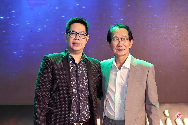 Chúc mừng sinh nhật tác giả ‘Hai mùa Noel’ Nhạc sĩ Đài Phương Trang (ảnh phải) và hoạ sĩ Nguyễn Hoà (ảnh trái) tại Sài Gòn năm 2022.