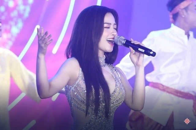 Ca sĩ Dương Hoàng Yến đã có chuyến lưu diễn đầu tiên trong năm 2024 ở Campuchia 001 ca si duong hoang yen da co chuyen luu dien dau tien trong nam 2024 o campuchia