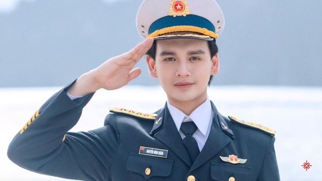 Nguyễn Trần Trung Quân được đeo quân hàm Đại úy trong MV Màu của hy vọng 001 nguyen tran trung quan duoc deo quan ham dai uy trong mv mau cua hy vong