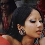 Đôi guốc của Suboi trong MV không chỉ để làm màu Đôi guốc của Suboi trong MV không chỉ để làm màu