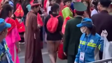 001 co gai tranh cho ngoi xem dieu binh khong duoc lien tut quan tai cho khien cac chu cong an ngao ngan buon cho lop tre hom nay Copy