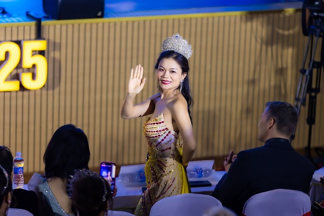 Hoa hậu quốc tế Tân Lê ‘liên tục ngồi ghế nóng’ tại các cuộc thi nhan sắc Hoa hậu quốc tế Tân Lê ‘liên tục ngồi ghế nóng’ tại các cuộc thi nhan sắc