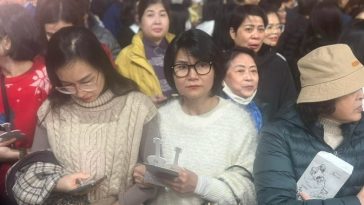 khan gia lao len san khau buc xuc vi show hoan phut chot 003