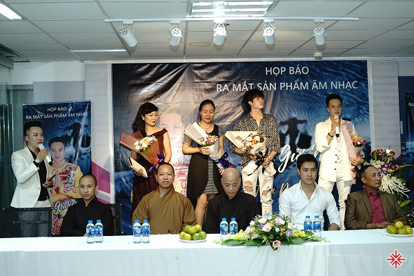 Ca sĩ Trần Duy Hưng tỏ lòng biết ơn đấng sinh thành, thông qua MV ‘Thư gửi mẹ’ Sự kiện: ‘Gặp gỡ báo chí và ra mắt MV Thư gửi mẹ’ của nam ca sĩ Trần Duy Hưng, có sự hiện diện trang trọng của các vị hòa thượng, quý trụ trì đến từ các tỉnh thành trong cả nước.