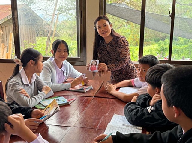 Tân Lê đang thực hành phương pháp giảng dạy lấy người học làm trung tâm. Tân Lê đang thực hành phương pháp giảng dạy lấy người học làm trung tâm.