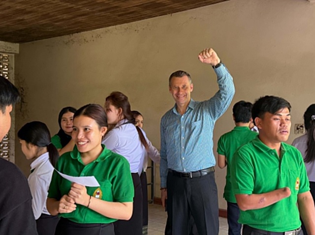 Dieter Bruhn thể hiện quyết tâm góp phần đổi mới giáo dục tiếng Anh tại Lào. Dieter Bruhn thể hiện quyết tâm góp phần đổi mới giáo dục tiếng Anh tại Lào.