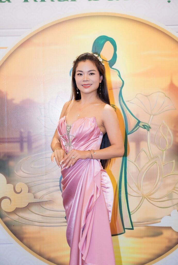 Hoa hậu Tân Lê quan niệm, niềm vui không phải là món quà may mắn rơi xuống từ bầu trời, mà là kết quả của một quá trình tu dưỡng thân tâm. Hoa hậu Tân Lê quan niệm, niềm vui không phải là món quà may mắn rơi xuống từ bầu trời, mà là kết quả của một quá trình tu dưỡng thân tâm.