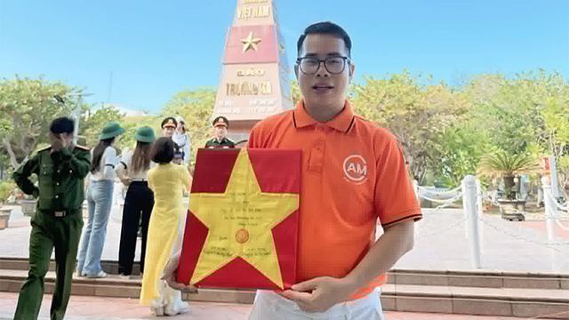 MC Phạm Hồng Phong vinh dự và tự hào: Khoảnh khắc dẫn dắt chương trình dưới cờ Tổ quốc tại Trường Sa mc pham hong phong vinh du va tu hao khoanh khac dan dat chuong trinh duoi co to quoc tai truong sa 001