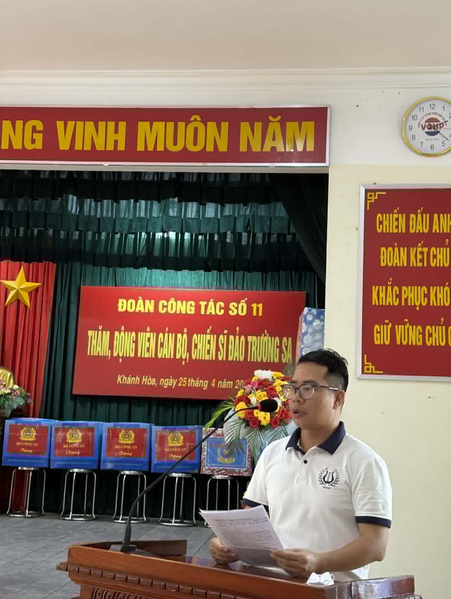 MC Phạm Hồng Phong vinh dự và tự hào: Khoảnh khắc dẫn dắt chương trình dưới cờ Tổ quốc tại Trường Sa MC Phạm Hồng Phong vinh dự và tự hào: Khoảnh khắc dẫn dắt chương trình dưới cờ Tổ quốc tại Trường Sa