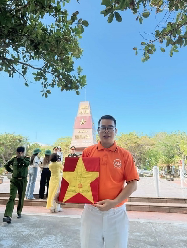 MC Phạm Hồng Phong vinh dự và tự hào: Khoảnh khắc dẫn dắt chương trình dưới cờ Tổ quốc tại Trường Sa MC Phạm Hồng Phong vinh dự và tự hào: Khoảnh khắc dẫn dắt chương trình dưới cờ Tổ quốc tại Trường Sa