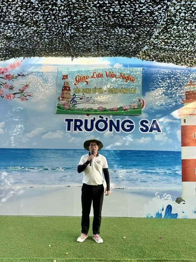 MC Phạm Hồng Phong vinh dự và tự hào: Khoảnh khắc dẫn dắt chương trình dưới cờ Tổ quốc tại Trường Sa MC Phạm Hồng Phong vinh dự và tự hào: Khoảnh khắc dẫn dắt chương trình dưới cờ Tổ quốc tại Trường Sa