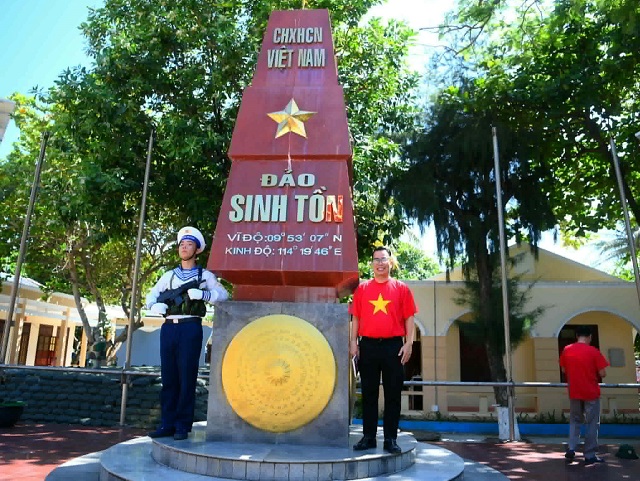 MC Phạm Hồng Phong vinh dự và tự hào: Khoảnh khắc dẫn dắt chương trình dưới cờ Tổ quốc tại Trường Sa MC Phạm Hồng Phong vinh dự và tự hào: Khoảnh khắc dẫn dắt chương trình dưới cờ Tổ quốc tại Trường Sa