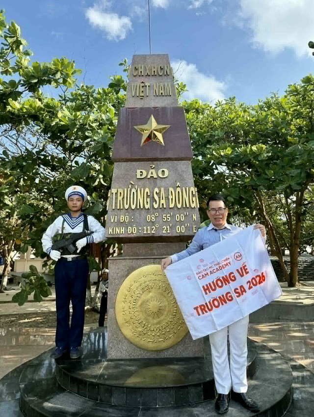 MC Phạm Hồng Phong vinh dự và tự hào: Khoảnh khắc dẫn dắt chương trình dưới cờ Tổ quốc tại Trường Sa MC Phạm Hồng Phong vinh dự và tự hào: Khoảnh khắc dẫn dắt chương trình dưới cờ Tổ quốc tại Trường Sa