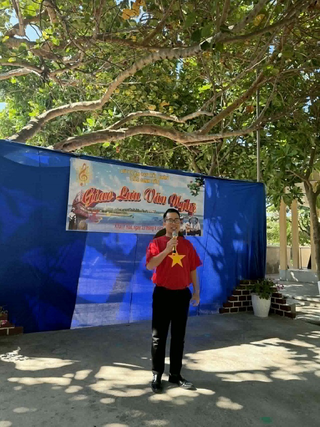 MC Phạm Hồng Phong vinh dự và tự hào: Khoảnh khắc dẫn dắt chương trình dưới cờ Tổ quốc tại Trường Sa MC Phạm Hồng Phong vinh dự và tự hào: Khoảnh khắc dẫn dắt chương trình dưới cờ Tổ quốc tại Trường Sa