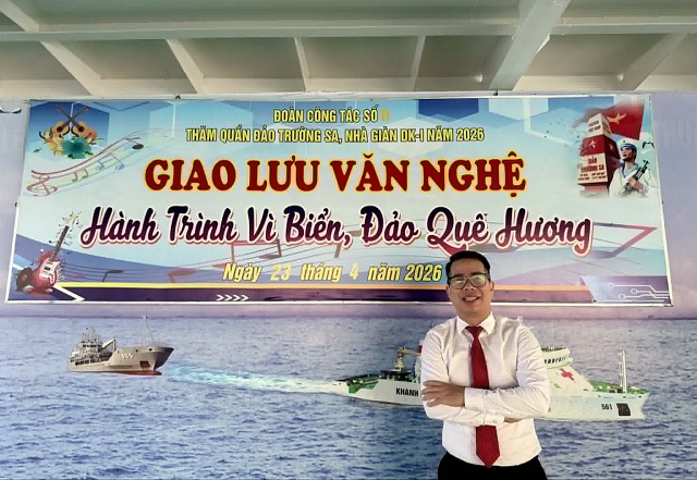 MC Phạm Hồng Phong vinh dự và tự hào: Khoảnh khắc dẫn dắt chương trình dưới cờ Tổ quốc tại Trường Sa MC Phạm Hồng Phong vinh dự và tự hào: Khoảnh khắc dẫn dắt chương trình dưới cờ Tổ quốc tại Trường Sa