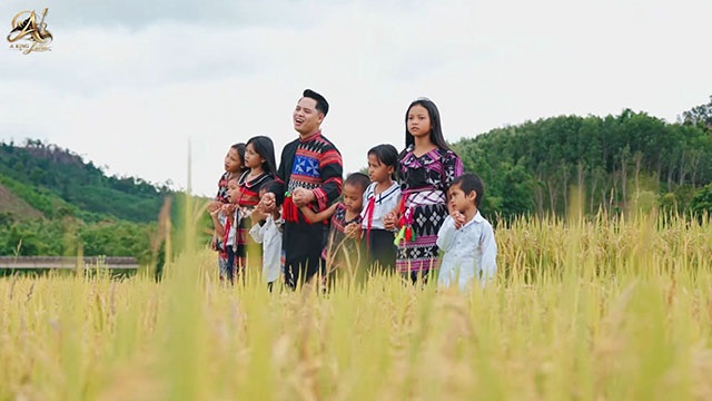 Bán 2 con bò đầu tư cho MV, A King Lứu khắc họa ‘Văn hóa’ giữa lòng A Lưới ban 2 con bo dau tu cho mv a king luu khac hoa van hoa giua long a luoi 001