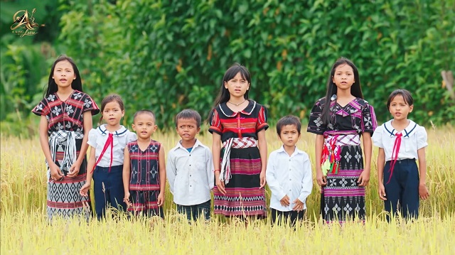 Nhóm 8 trẻ (diễn viên nhí) cùng hát giữa cánh đồng lúa chín vàng, mở ra một Việt Nam phát triển bền vững trong hòa bình và thịnh vượng. Nhóm 8 trẻ (diễn viên nhí) cùng hát giữa cánh đồng lúa chín vàng, mở ra một Việt Nam phát triển bền vững trong hòa bình và thịnh vượng.