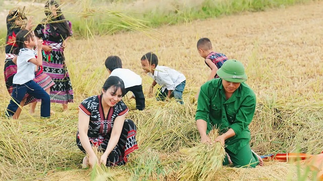 A King Lứu: “Tôi kỳ vọng, MV sẽ chạm đến trái tim khán giả, không chỉ giúp âm nhạc lan tỏa mà còn đem hình ảnh quê hương A Lưới (Thừa Thiên Huế) đến gần hơn với công chúng cả nước”. A King Lứu: “Tôi kỳ vọng, MV sẽ chạm đến trái tim khán giả, không chỉ giúp âm nhạc lan tỏa mà còn đem hình ảnh quê hương A Lưới (Thừa Thiên Huế) đến gần hơn với công chúng cả nước”.