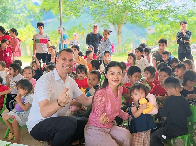 Tân Lê cùng chồng giản dị ngồi bệt chụp hình cùng các em nhỏ vùng khó khăn tại bản Lũng Luông, tỉnh Thái Nguyên. Tân Lê cùng chồng giản dị ngồi bệt chụp hình cùng các em nhỏ vùng khó khăn tại bản Lũng Luông, tỉnh Thái Nguyên.