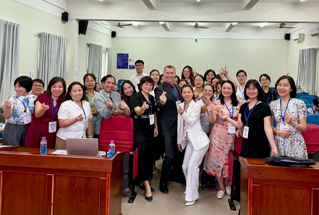 Tiến sĩ Dieter Bruhn và bà Tân Lê cùng tập thể đông đảo giáo viên, học viên chụp ảnh lưu niệm đầy tràn năng lượng tại giảng đường. Tiến sĩ Dieter Bruhn và bà Tân Lê cùng tập thể đông đảo giáo viên, học viên chụp ảnh lưu niệm đầy tràn năng lượng tại giảng đường.