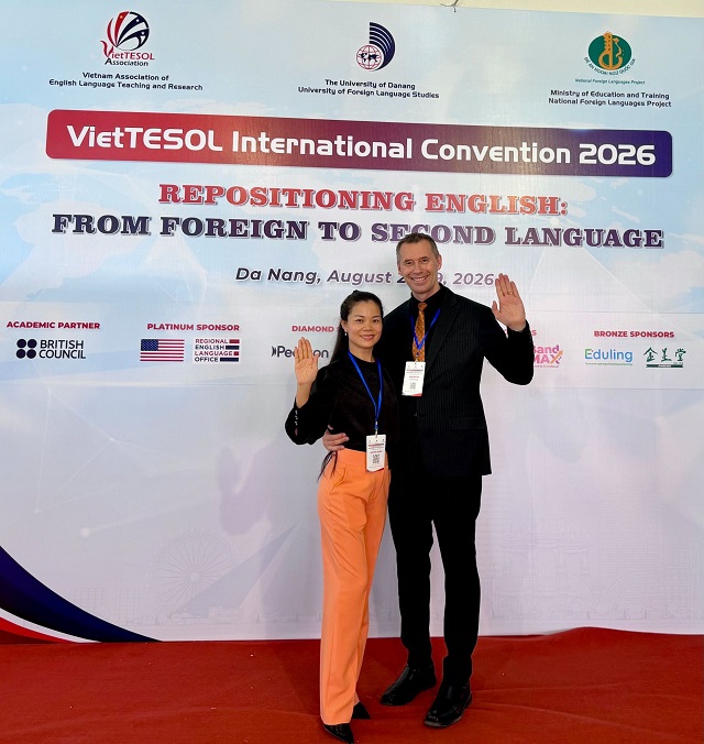 Tân Lê và Tiến sĩ Dieter Bruhn tại Hội nghị Quốc tế VietTESOL International Convention 2026. Tân Lê và Tiến sĩ Dieter Bruhn tại Hội nghị Quốc tế VietTESOL International Convention 2026.